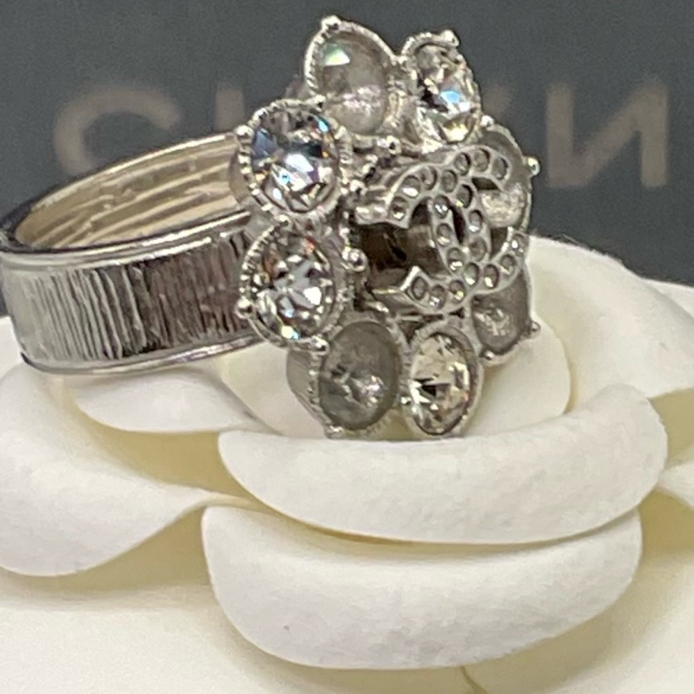 CHANEL Silver Cluster Ring with Faceted Stones and Textured Band|Cocktail Ring - Picture 6 of 7